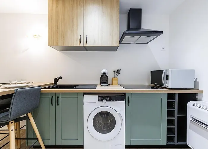 Charming 3-room Old 아파트